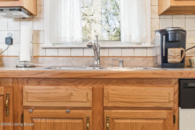 6601 Briscoe Ln, Louisville, KY 40228