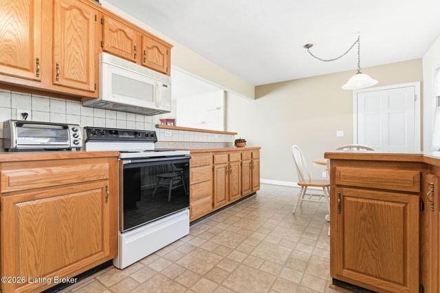 6601 Briscoe Ln, Louisville, KY 40228