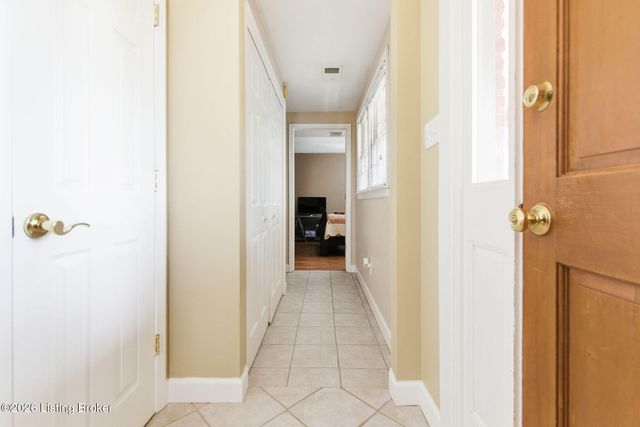 6601 Briscoe Ln, Louisville, KY 40228