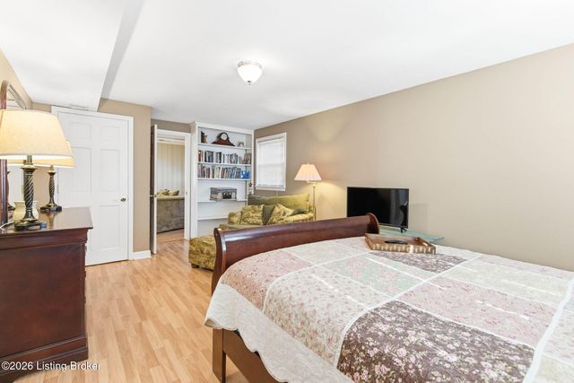 6601 Briscoe Ln, Louisville, KY 40228