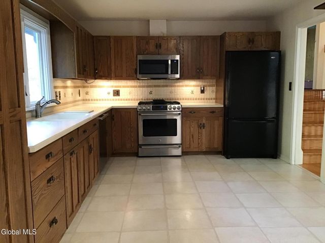 9 Laurel Drive, Colonie, NY 12211