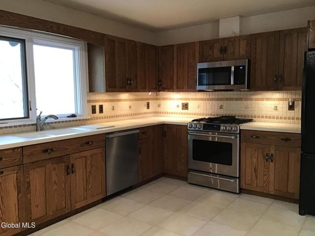 9 Laurel Drive, Colonie, NY 12211