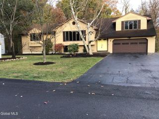 9 Laurel Drive, Colonie, NY 12211