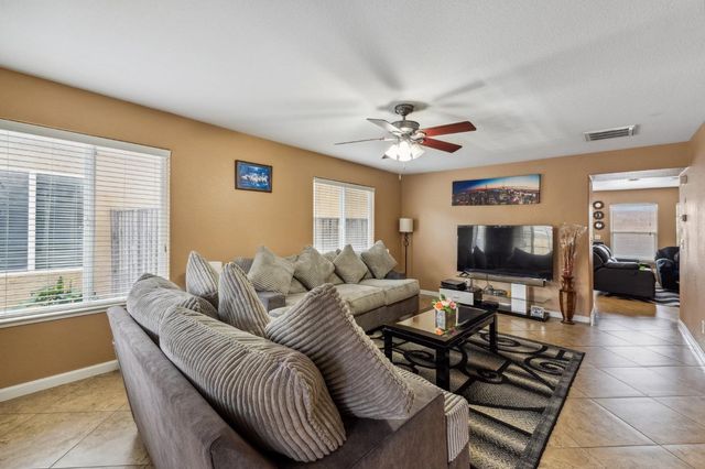 996 Papaya St, Madera, CA 93638