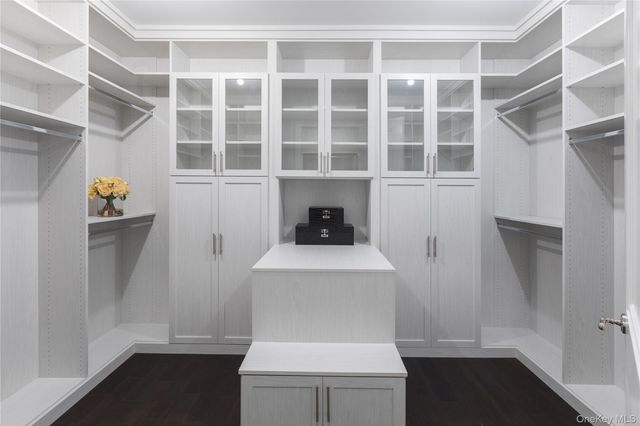 3000 Royal Court 3211, North Hills, NY 11040