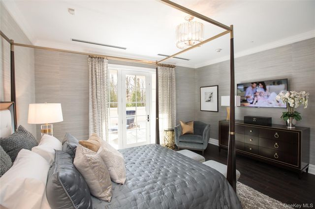 3000 Royal Court 3211, North Hills, NY 11040