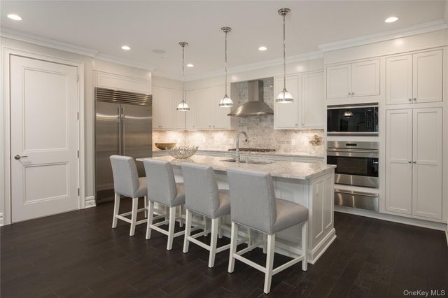 3000 Royal Court 3211, North Hills, NY 11040