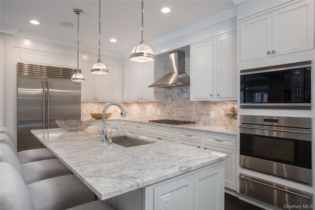 3000 Royal Court 3211, North Hills, NY 11040