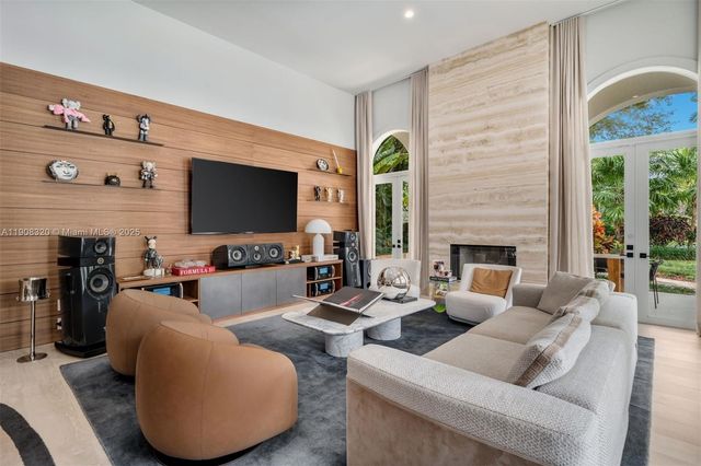 8900 SW 62nd Ct, Pinecrest, FL 33156