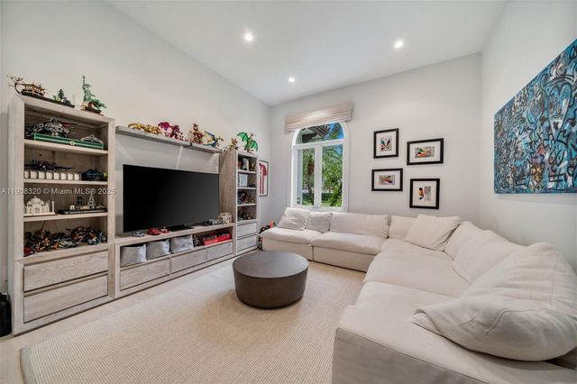 8900 SW 62nd Ct, Pinecrest, FL 33156