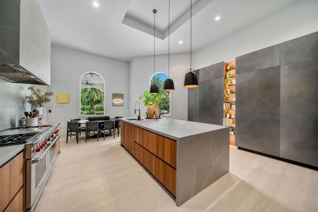 8900 SW 62nd Ct, Pinecrest, FL 33156