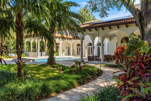 8900 SW 62nd Ct, Pinecrest, FL 33156