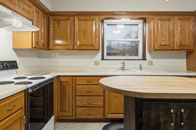 4715 S Wildwood Drive, Springfield, MO 65810