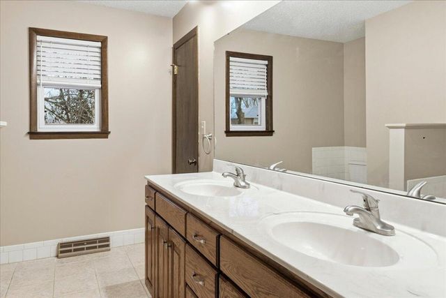 4715 S Wildwood Drive, Springfield, MO 65810