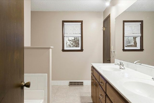 4715 S Wildwood Drive, Springfield, MO 65810