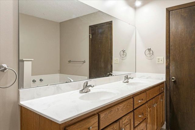 4715 S Wildwood Drive, Springfield, MO 65810