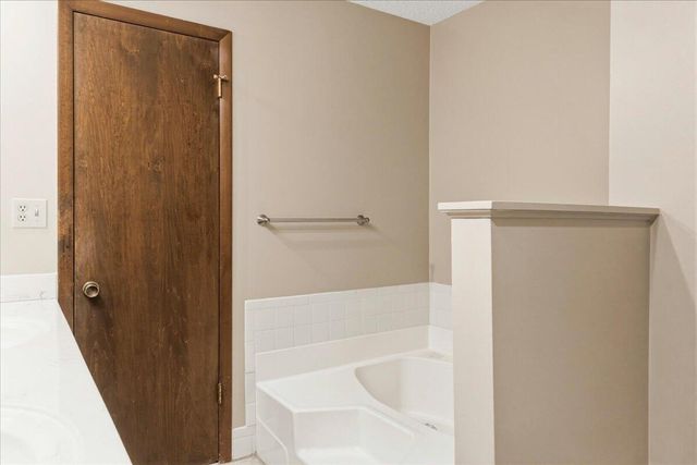 4715 S Wildwood Drive, Springfield, MO 65810