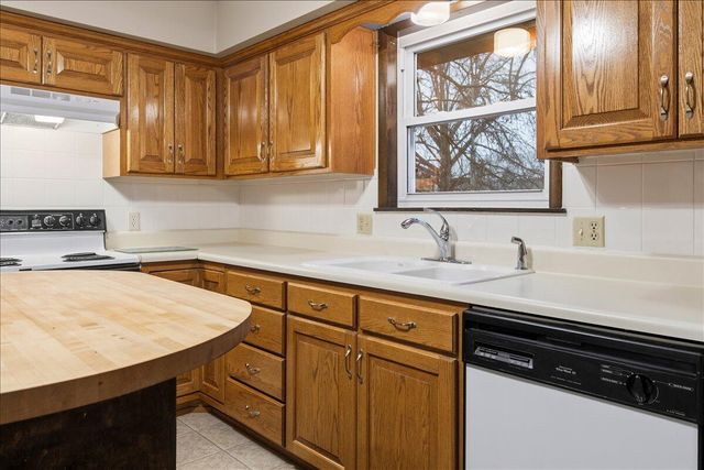 4715 S Wildwood Drive, Springfield, MO 65810