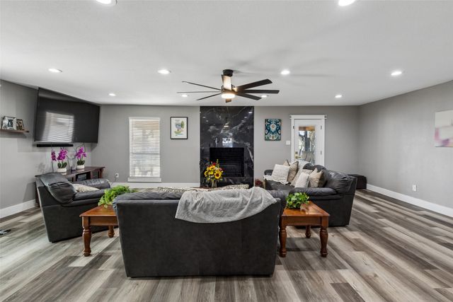 305 E Laura Avenue, Quinlan, TX 75474