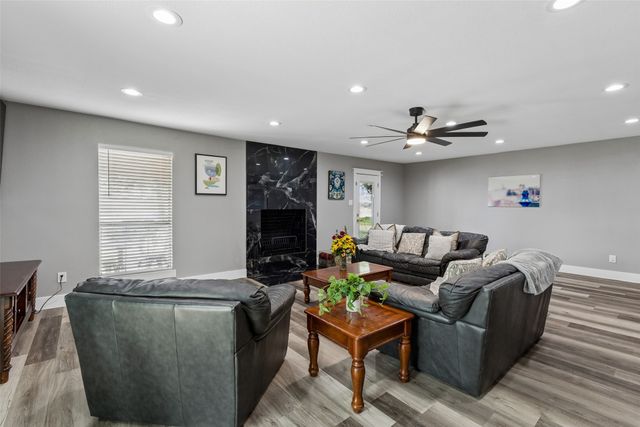 305 E Laura Avenue, Quinlan, TX 75474