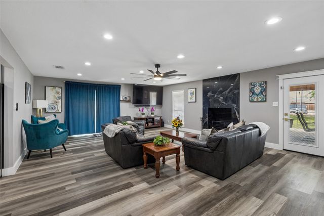 305 E Laura Avenue, Quinlan, TX 75474