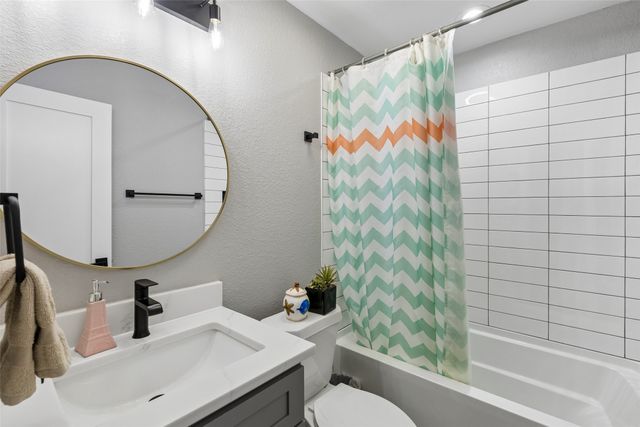 305 E Laura Avenue, Quinlan, TX 75474