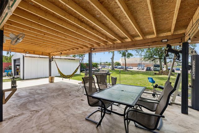 305 E Laura Avenue, Quinlan, TX 75474