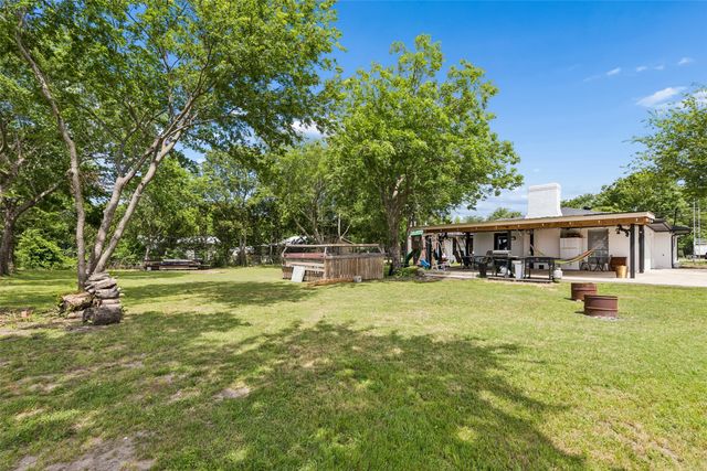 305 E Laura Avenue, Quinlan, TX 75474