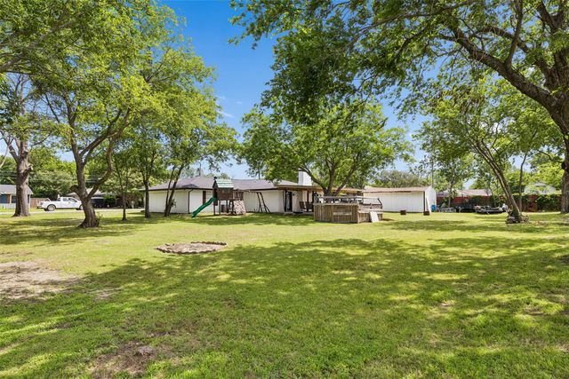 305 E Laura Avenue, Quinlan, TX 75474