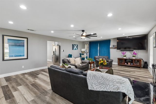 305 E Laura Avenue, Quinlan, TX 75474