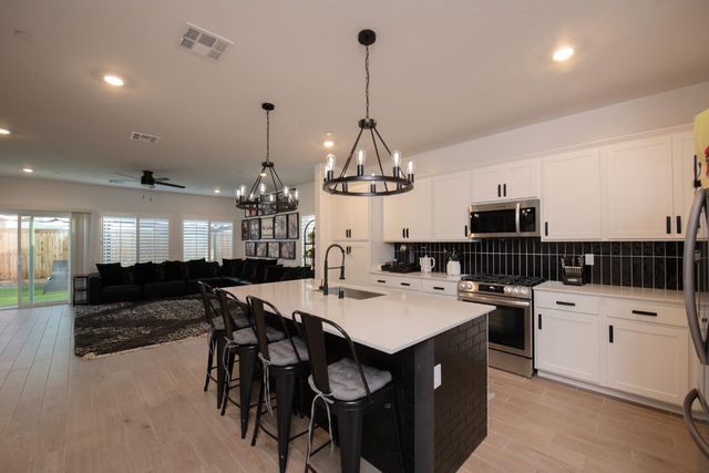 1280 Bloom Avenue, Clovis, CA 93619