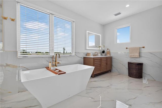 1272 Par View DR, Sanibel, FL 33957