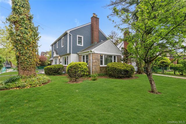 165 Linmouth Road, Malverne, NY 11565