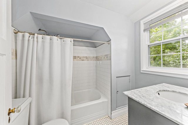 2559 N 86th STREET, Wauwatosa, WI 53226
