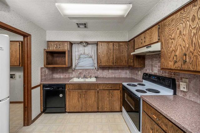7207 NW Willow Creek Dr, Lawton, OK 73505