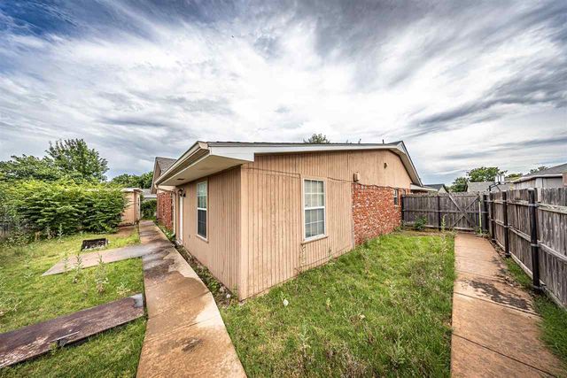 7207 NW Willow Creek Dr, Lawton, OK 73505
