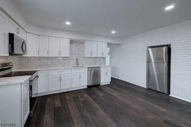 20 S Corabelle Ave, Lodi Boro, NJ 07644