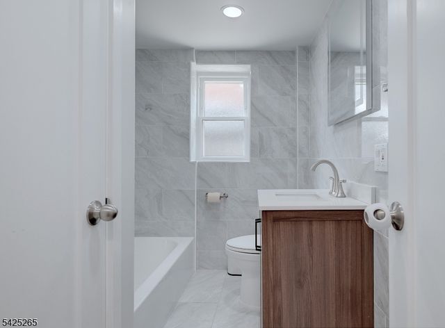20 S Corabelle Ave, Lodi Boro, NJ 07644