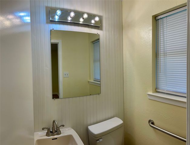 301 Walnut Avenue, Azle, TX 76020