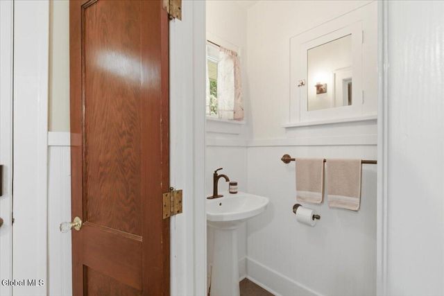 1505 Van Antwerp Road, Niskayuna, NY 12309