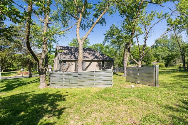 7309 NW Locust Drive, Kansas City, MO 64152