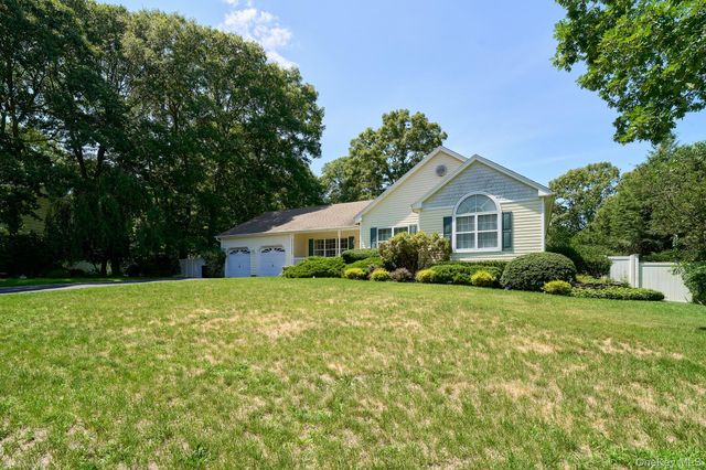 11 Embassy Road, Selden, NY 11784
