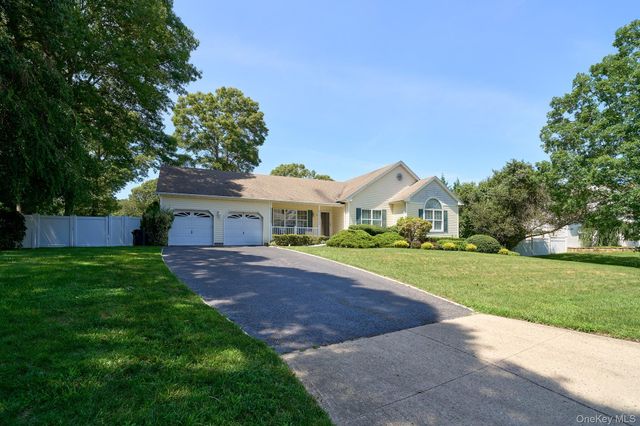 11 Embassy Road, Selden, NY 11784