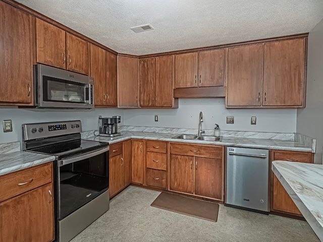 2750 Iowa Drive 14, Lower Burrell, PA 15068