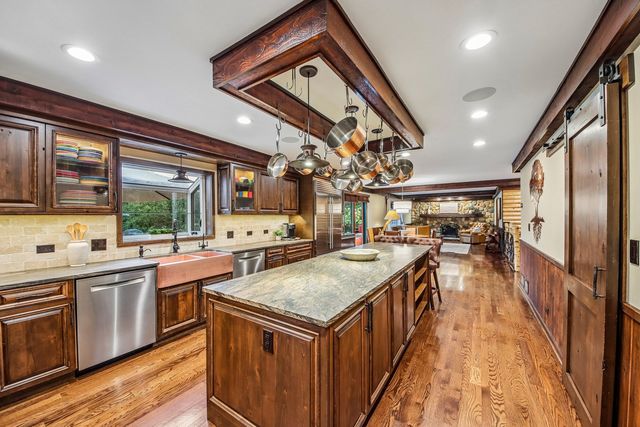 10 Elm Street, Hawthorn Woods, IL 60047