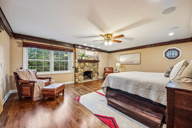 10 Elm Street, Hawthorn Woods, IL 60047