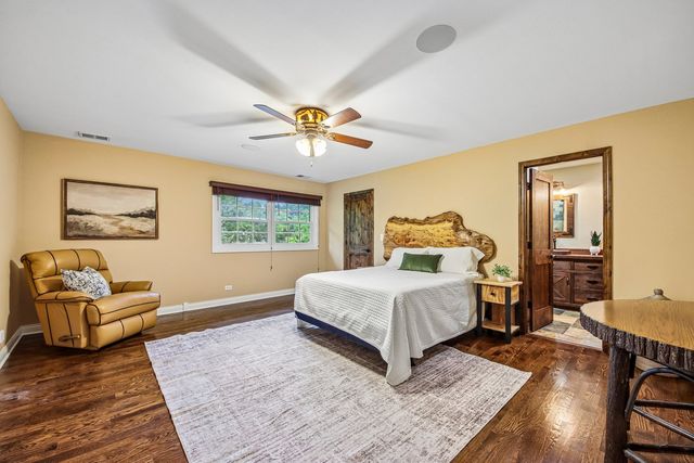 10 Elm Street, Hawthorn Woods, IL 60047