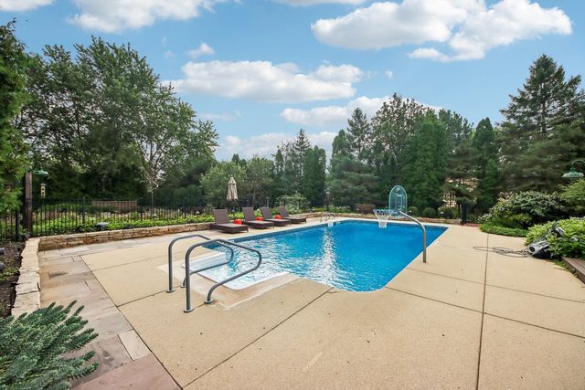 10 Elm Street, Hawthorn Woods, IL 60047