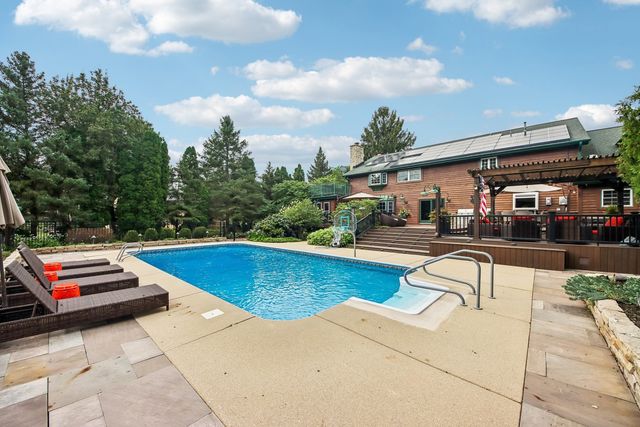 10 Elm Street, Hawthorn Woods, IL 60047
