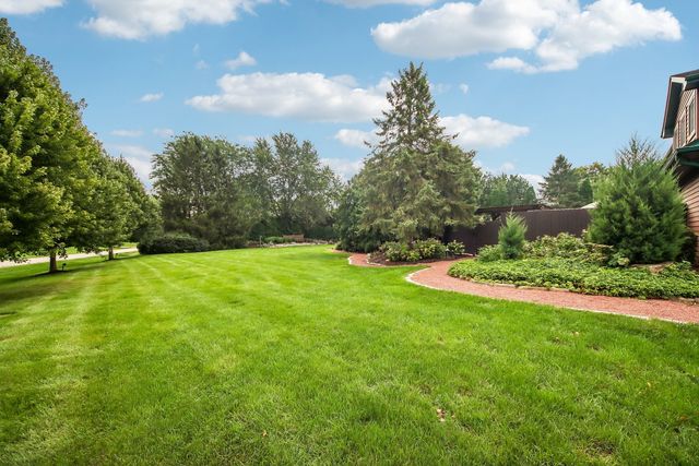 10 Elm Street, Hawthorn Woods, IL 60047
